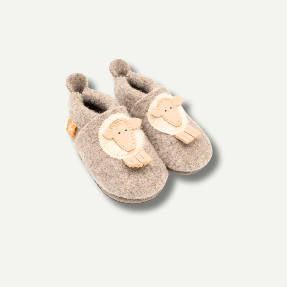 Toddler's slippers made of wool - sheep